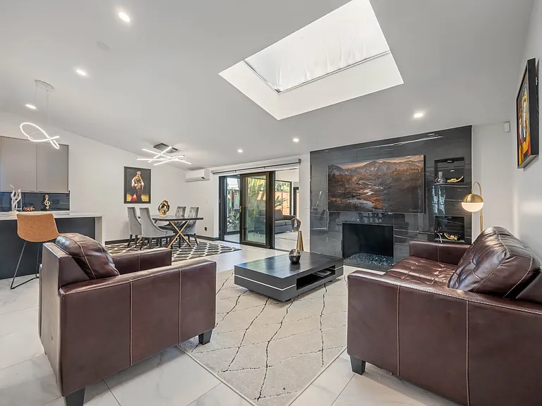 20412 Oxnard St — Photo 11