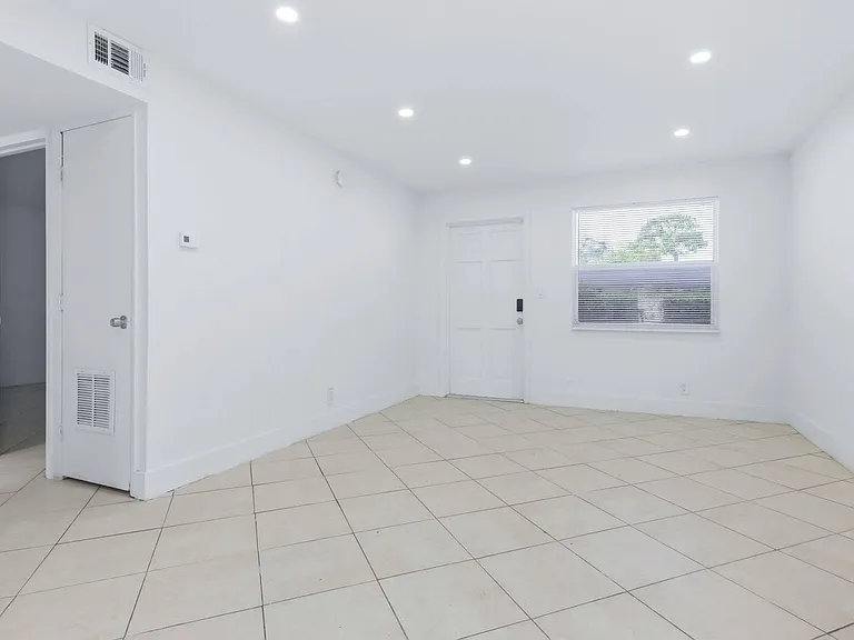 1015 NE 17th Ave #102 — Photo 3