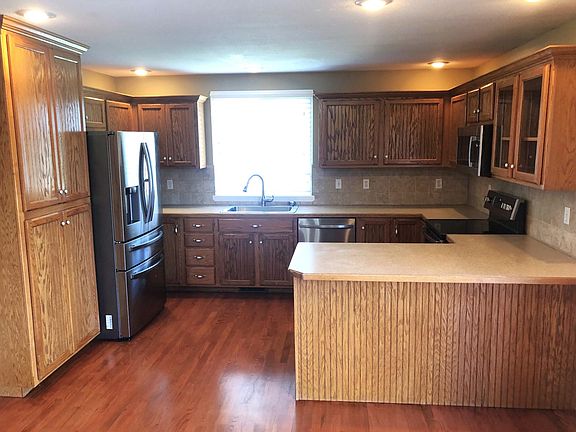 Kitchen, breakfast bar, stainless steel appliances, pantry.