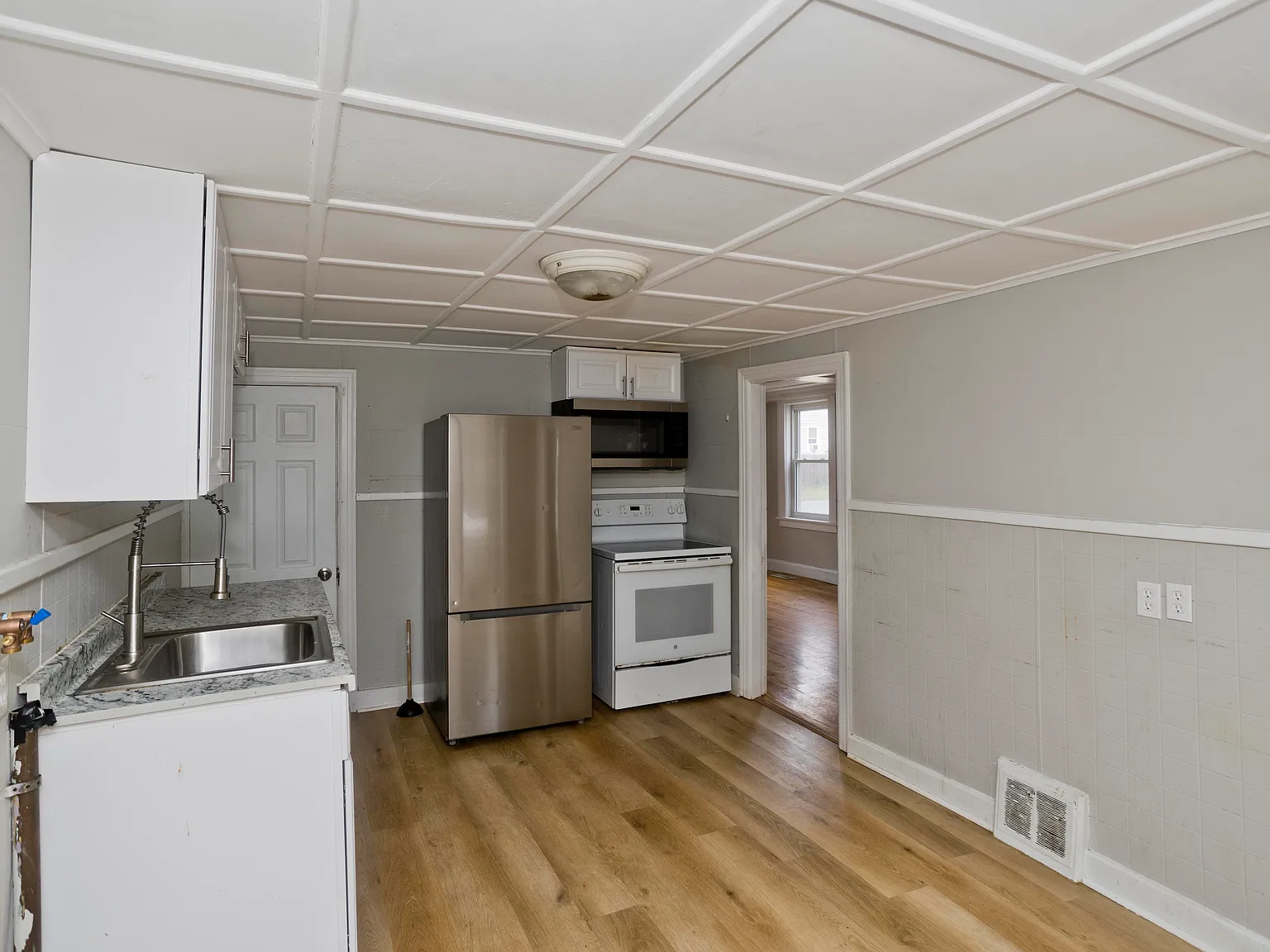 2 bed, 1050 sqft, $1,700 — Photo 2