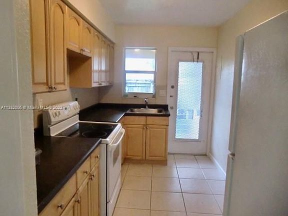 4th image of 2724 NE 32nd St #2730