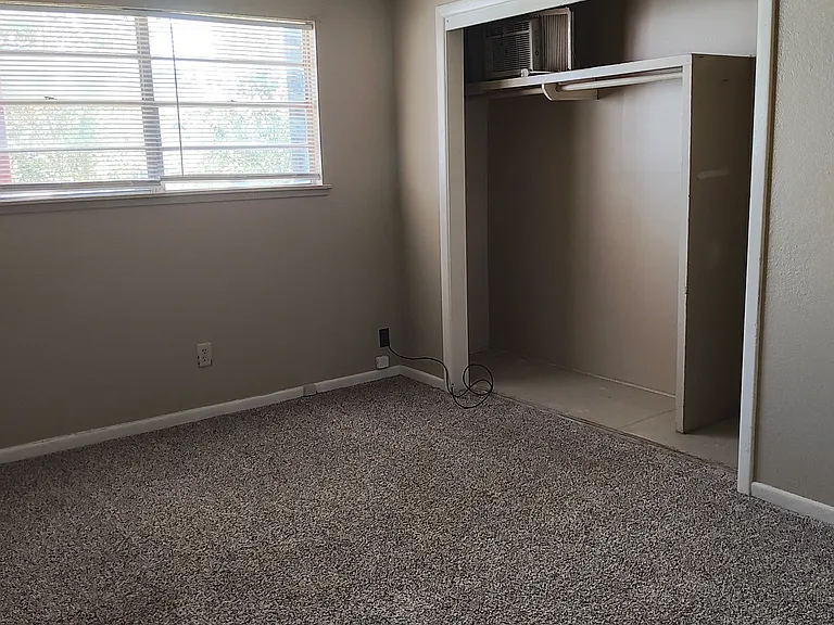 700 S McGee St #202 — Photo 4