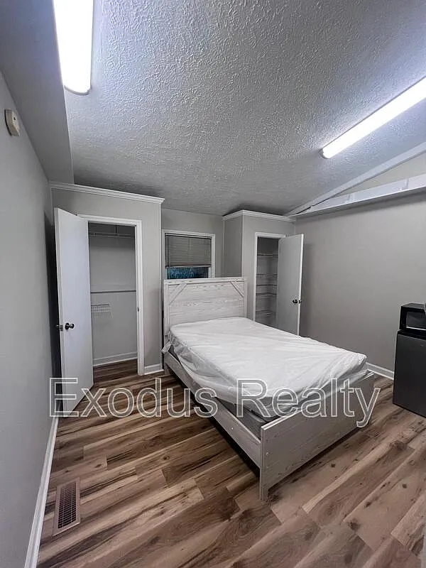1 bed, 1.0 bath, 300 sqft, $220 — Photo 2