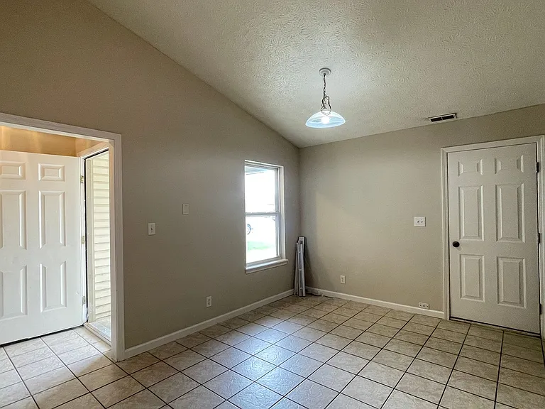 3314 Hopkins Dr — Photo 5