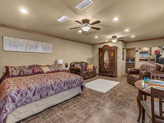 3rd image of 321 W Rentz St