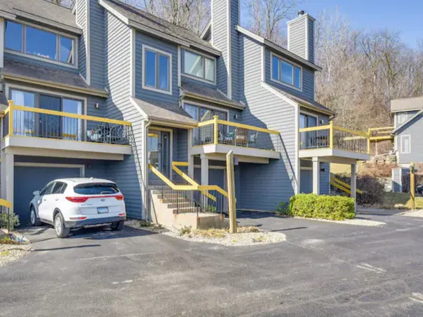 319 Territory Dr, Galena, IL 61036