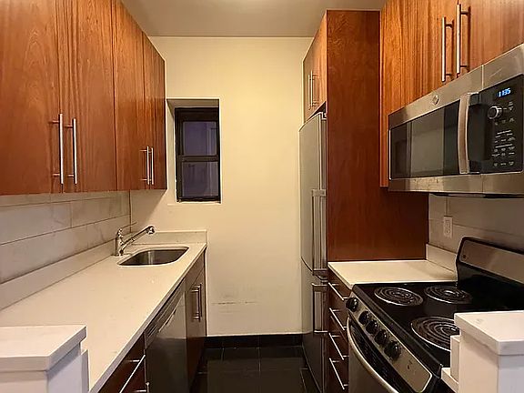 3rd image of 148 W 68th St APT 6B