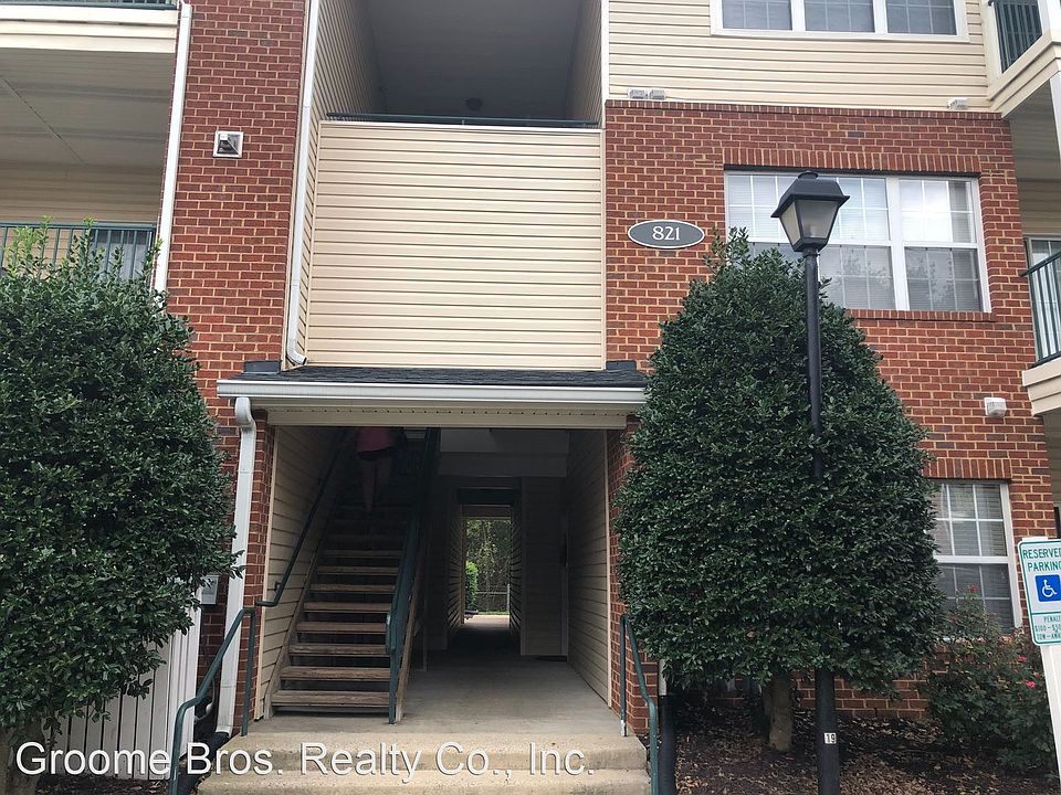 1st image of 821 Brassie Ln APT B
