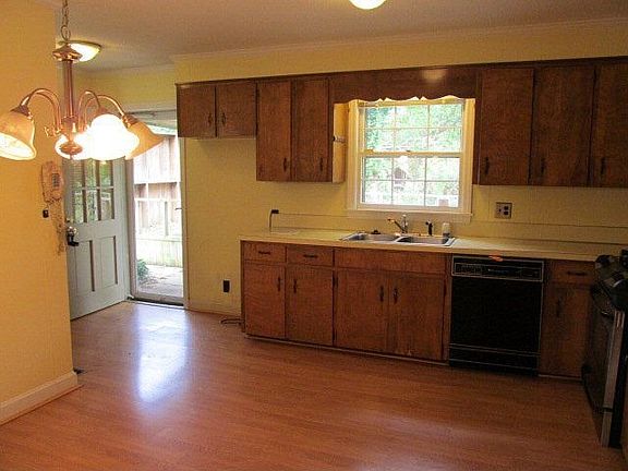 2nd image of 22 Elizabeth Ln
