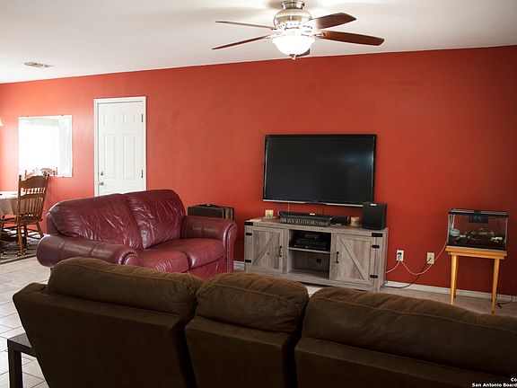 3rd image of 133 Amelia Ct N