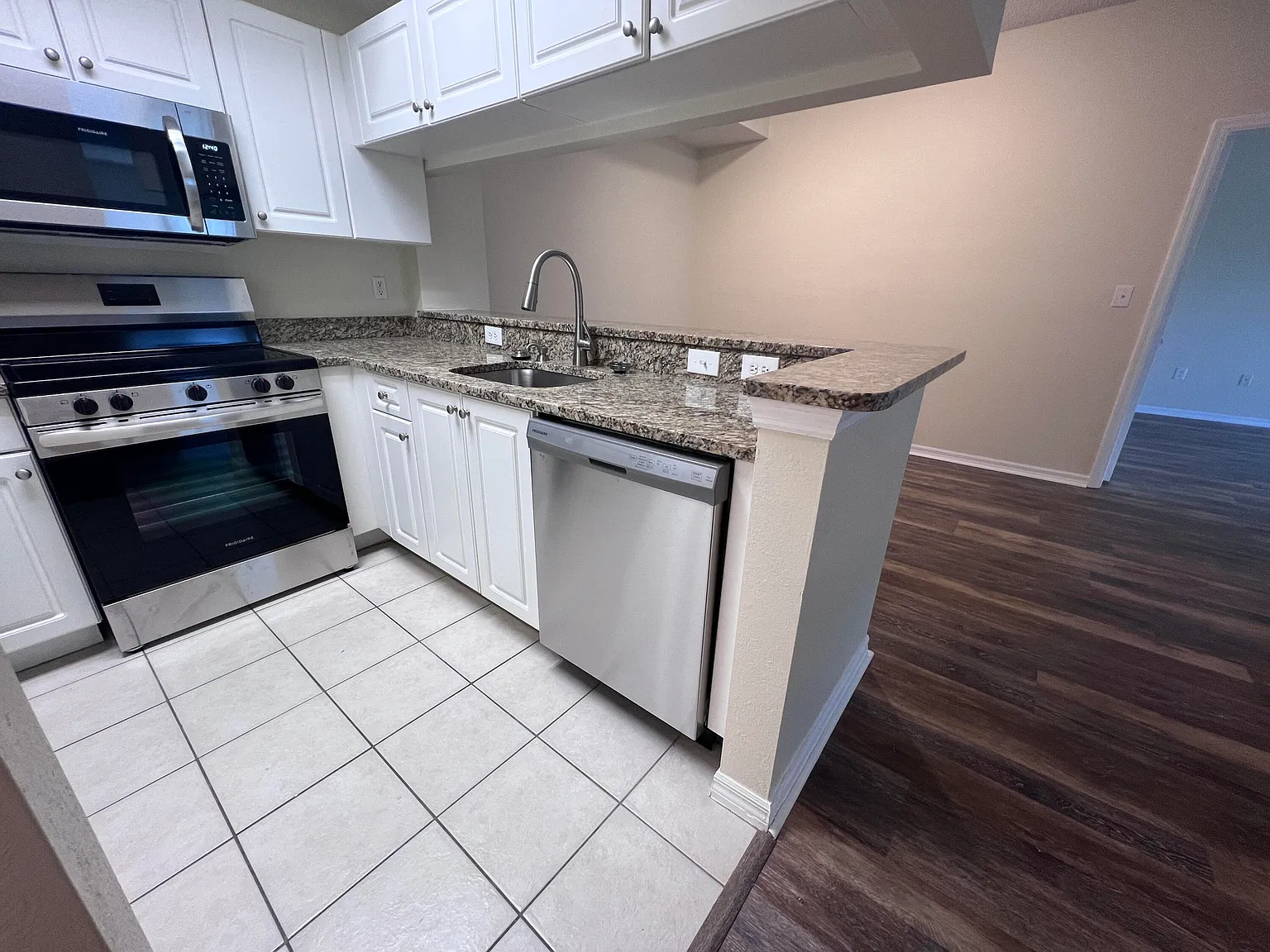 2 bed, 2.0 bath, 1092 sqft, $2,450 — Photo 3