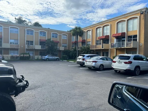 17901 NW 68th Ave APT R102, Hialeah, FL 33015