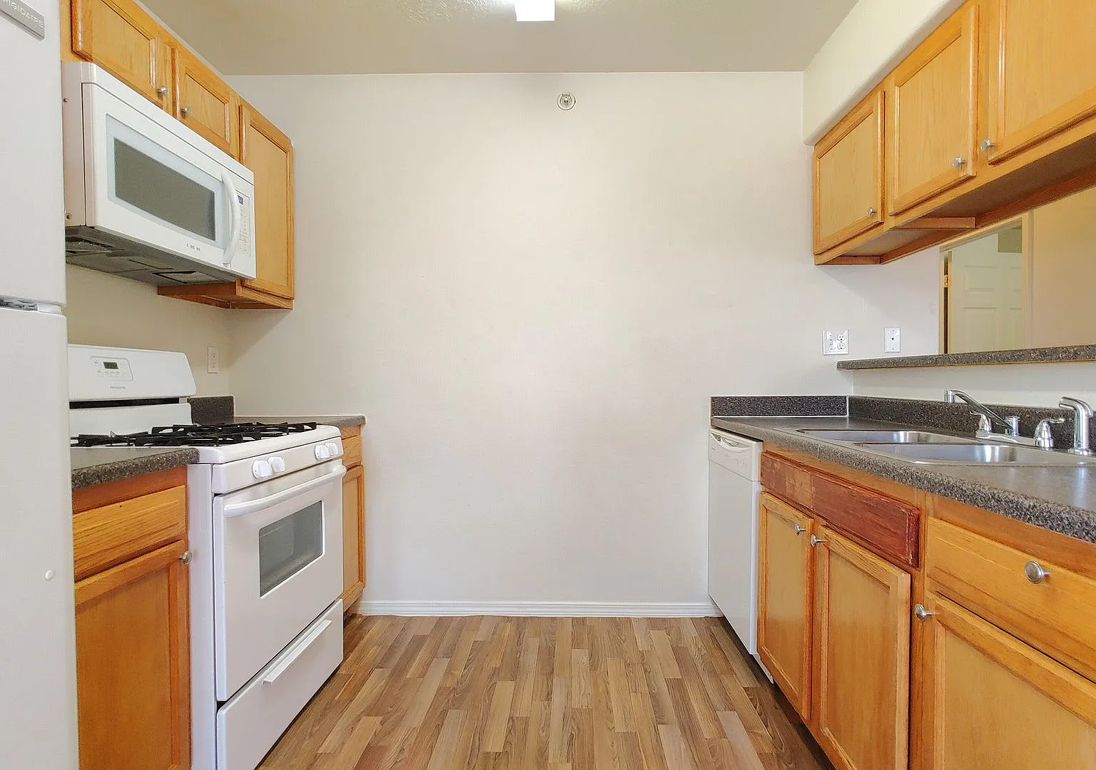 Valencia Apartments — Photo 4