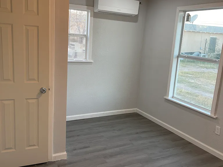 1409 E Wall St — Photo 2