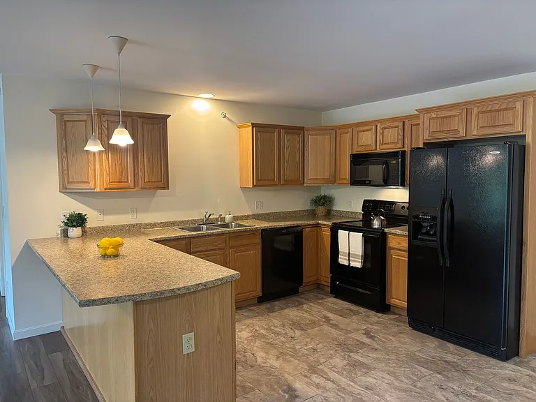 4 Commonwealth Dr — Photo 4