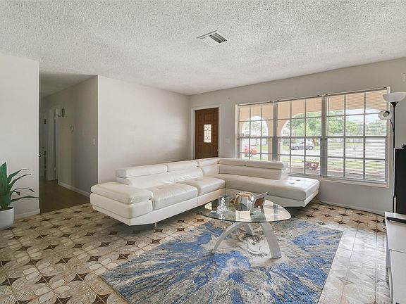 5th image of 187 SW Ivanhoe Court