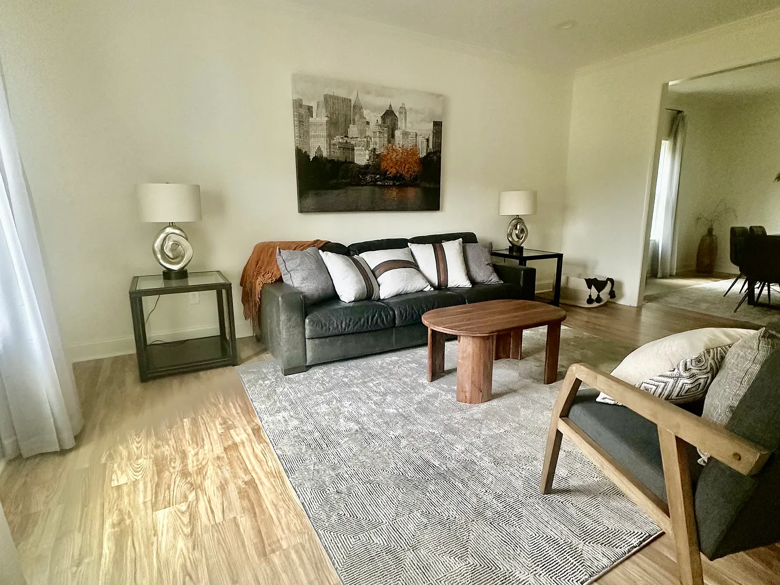 4 bed, 2.5 bath, 2700 sqft, $5,800 — Photo 4