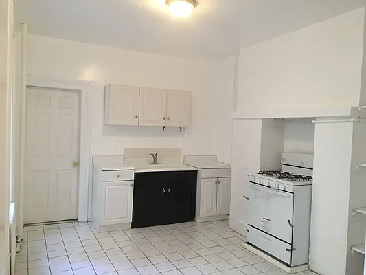 Rented by Moises Farhart, LREB | media 30