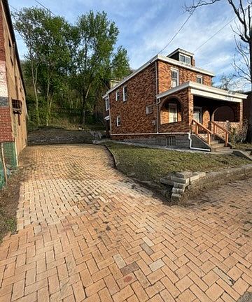 2nd image of 640 W 7th Ave