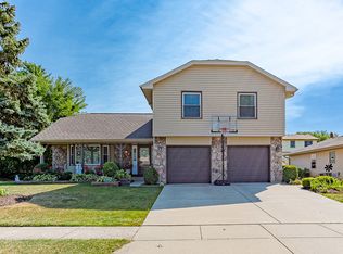 1640 Missouri Dr, Elk Grove Village, IL 60007