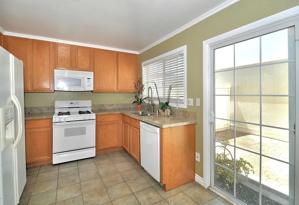 3 bed, 1.5 bath, 1297 sqft, $3,700 — Photo 4