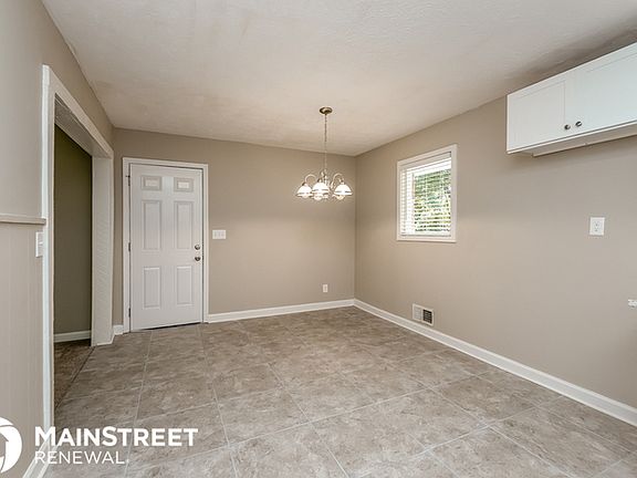3rd image of 204 Oxford Dr