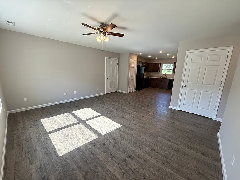 703 S Oak St — Photo 3