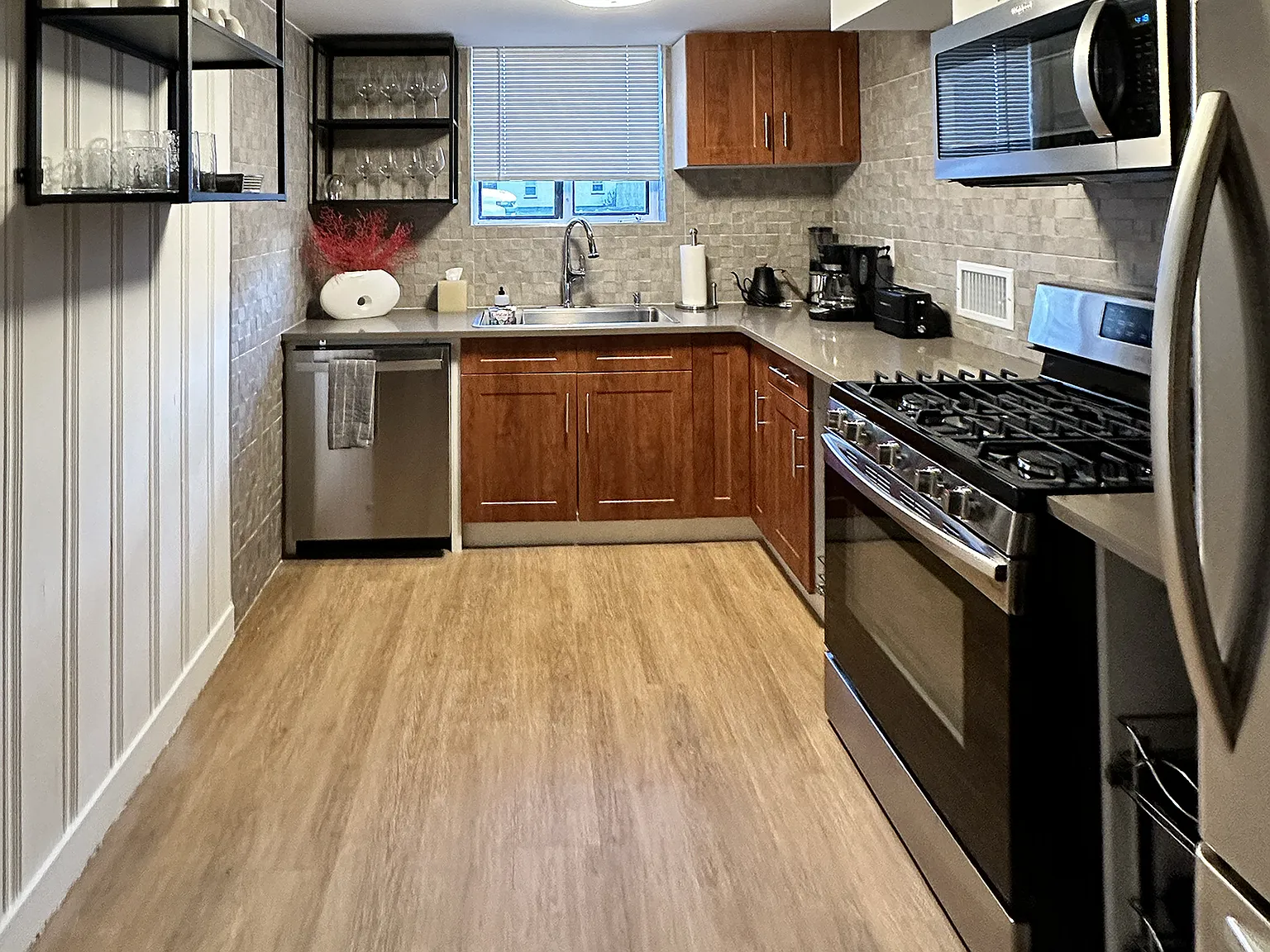 2 bed, 850 sqft, $2,100 — Photo 2
