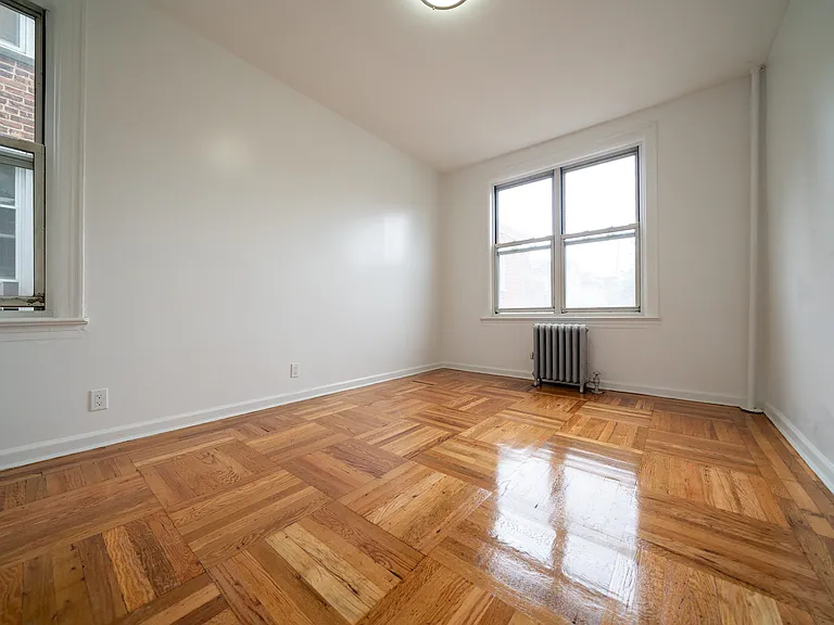 1060 Rhinelander Ave #1R — Photo 4