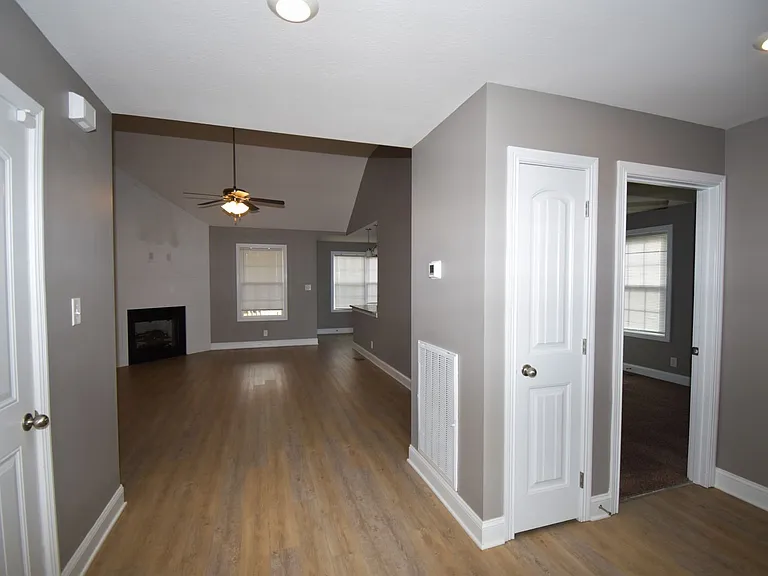 207 Geneva Ln — Photo 3