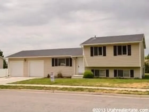 1319 N Plum Tree Dr, Layton, UT 84040
