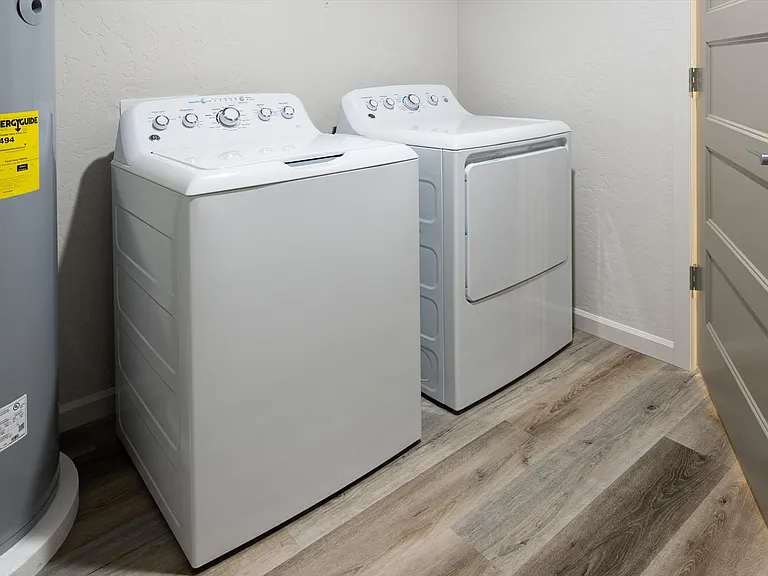 710 sqft - Washer and Dryer in closet