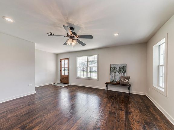 4th image of 605 Oak St