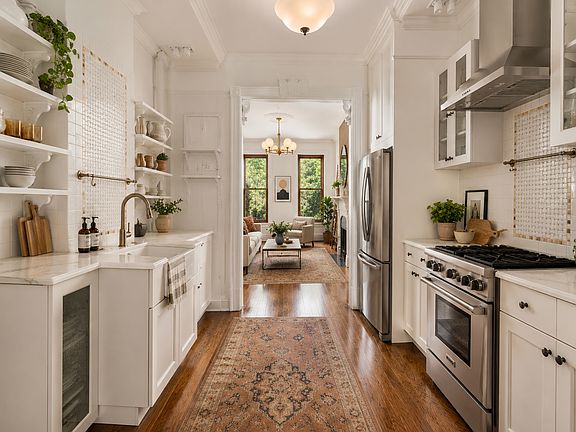 3rd image of 555 10th St #1