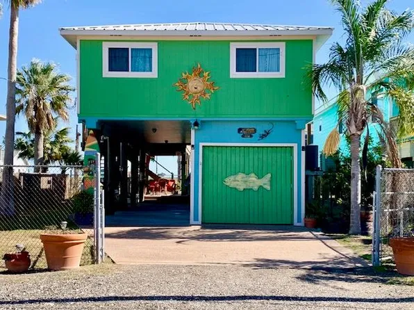 716 S Magnolia St, Rockport, TX 78382