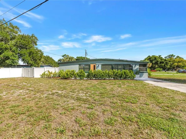 7599 Meadowlawn Dr N, Saint Petersburg, FL 33702