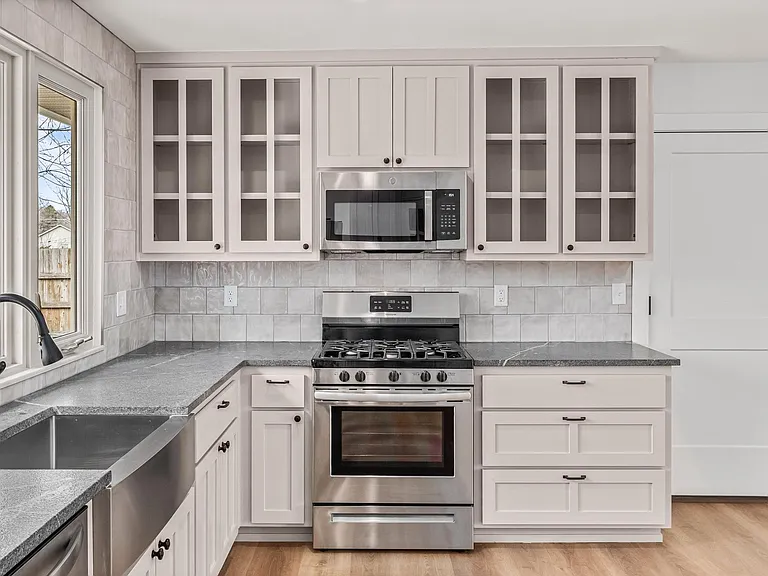 906 SE G St — Photo 13