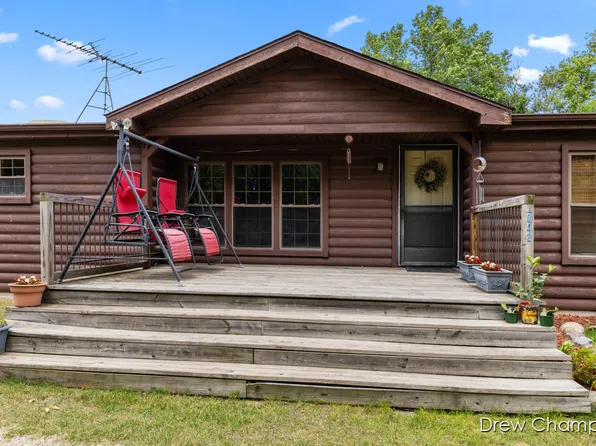 1042 W Freeport Rd, Freeport, MI 49325