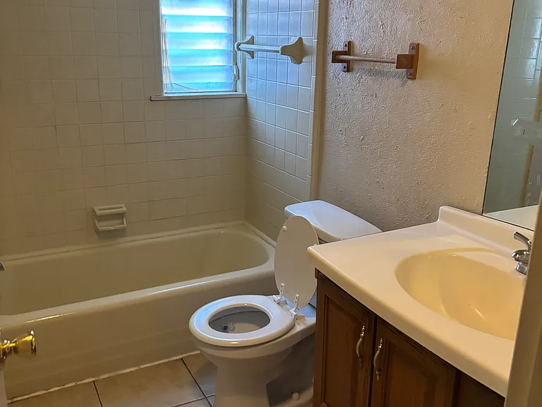 2nd bathroom next to 2nd bedroom.