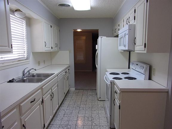 3rd image of 18 Crossroads Dr