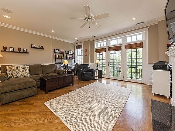 4th image of 842 W Aldine Ave APT 3