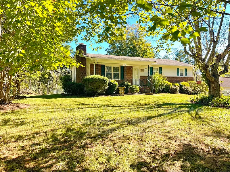 3 bed, 2.0 bath, $2,200 — Photo 2