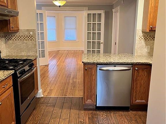 2nd image of 1926 Bedford St #1
