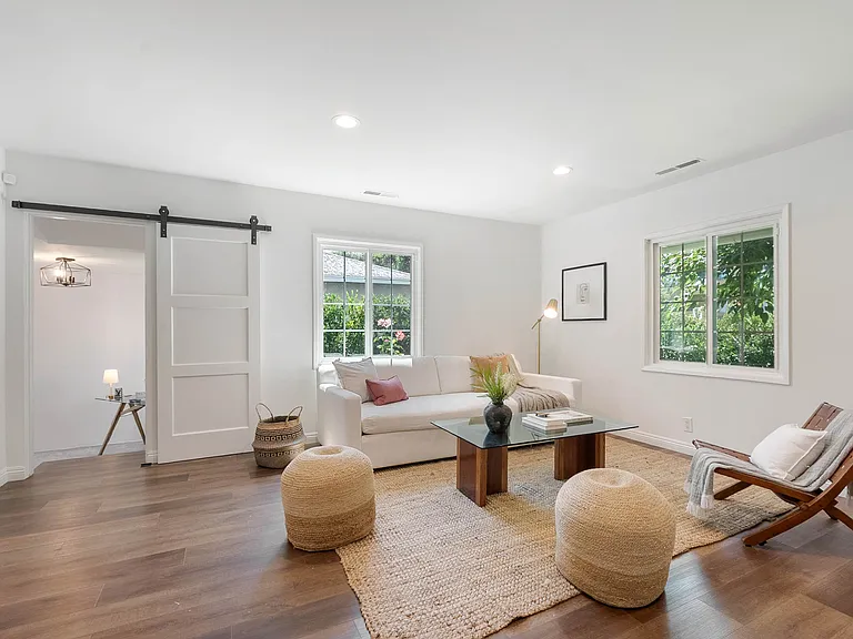 17453 Burbank Blvd — Photo 32