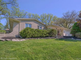 3156 Woodland Ridge Dr, West Bloomfield, MI 48323
