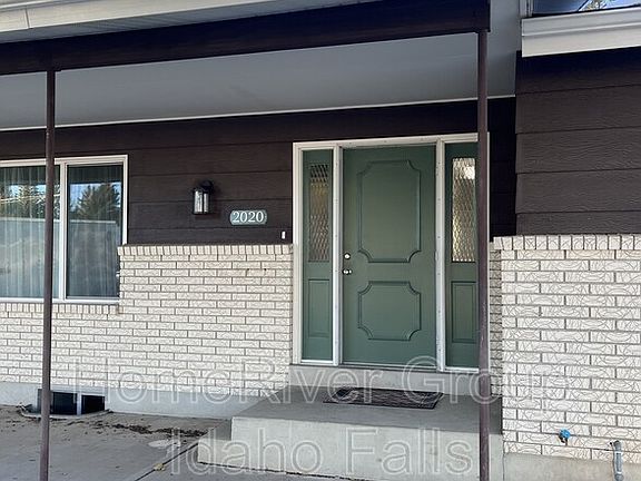 2nd image of 2020 S Saint Clair Ave