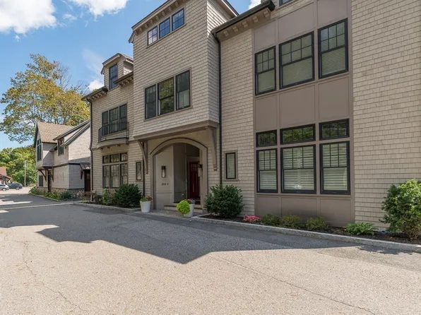 582-582R Hale St #1, Beverly, MA 01915