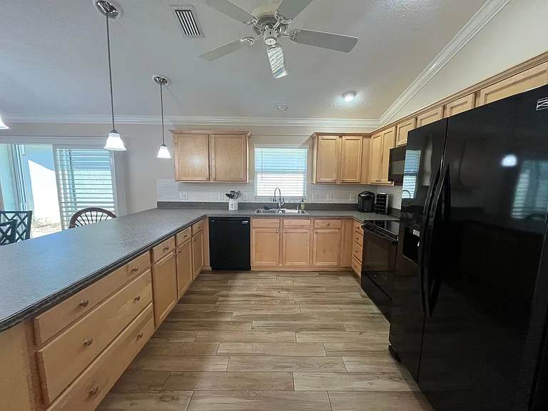724 Yager Ln — Photo 3