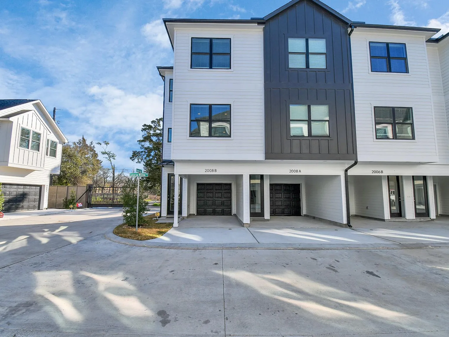 2 bed, 2.0 bath, 1200 sqft, $1,890 — Photo 2