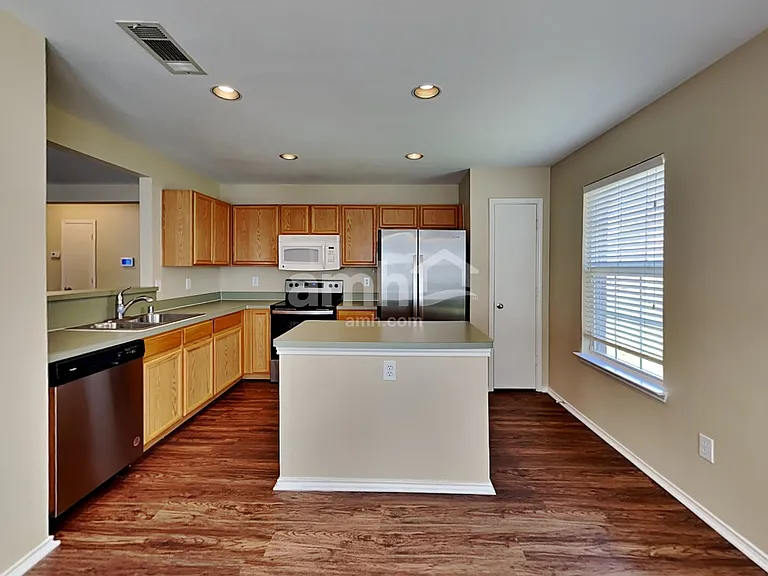 2124 Van Zandt Dr — Photo 3